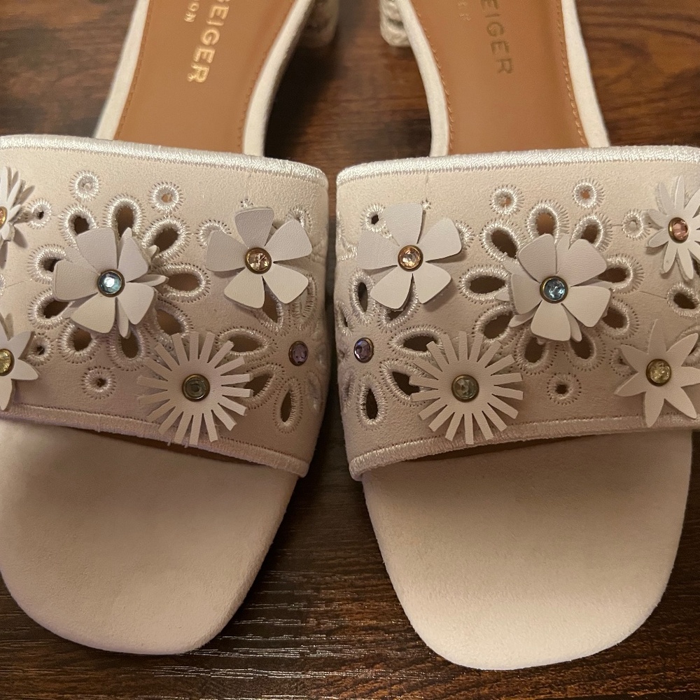 Brand New Kurt Geiger Suede Flower Sandals Bone Color